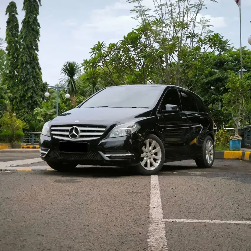 Mercy B200 urban 1.6 (W246) CBU matic 2012 warna hitam