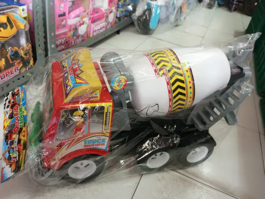 Mainan anak truk molen tanggung