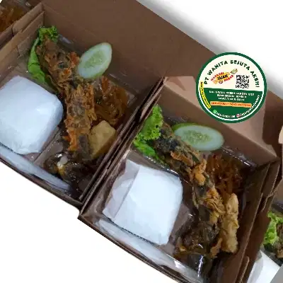 nasi kotak lalapan lele dengan oseng kates area kampus Jember