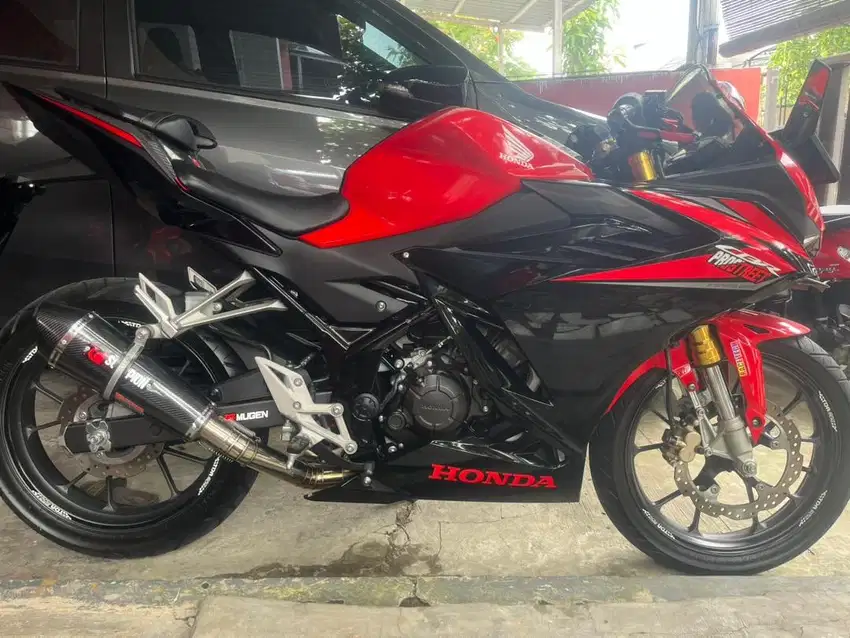 Motor CBR 150R warna victory Red Black