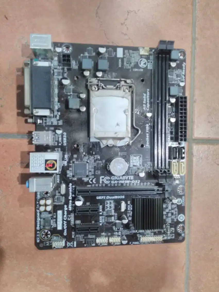 DIJUAL CEPAT MOTHERBOARD DAN MONITOR COMPUTER BEKAS KONDISI MATI TOTAL