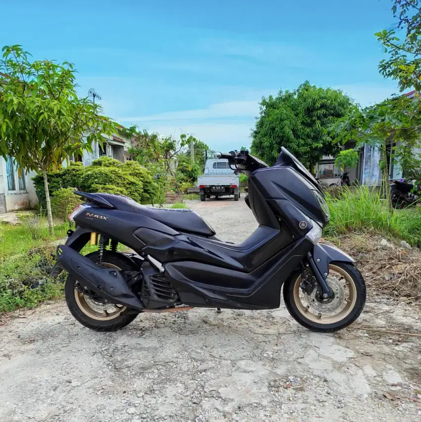 Yamaha Nmax Hitam