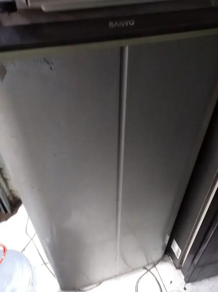 Kulkas Sanyo siap pakai normal dingin dan beku  jual apa adanya
