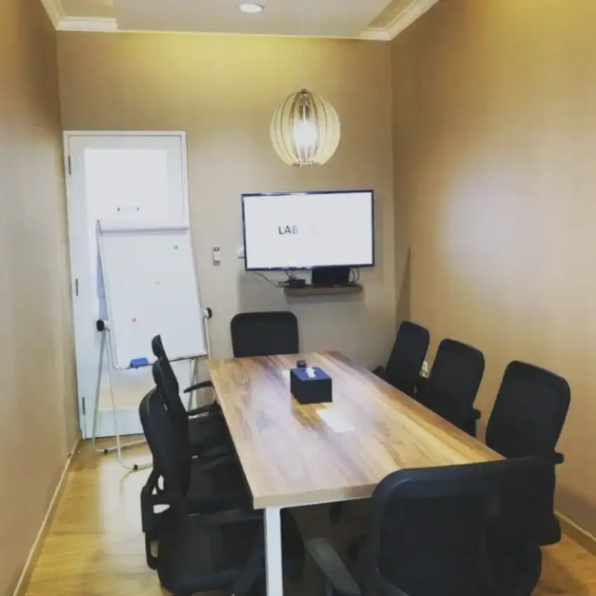 Private office, meeting room and working space