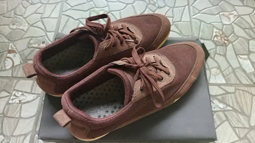 Sepatu kasual coklat