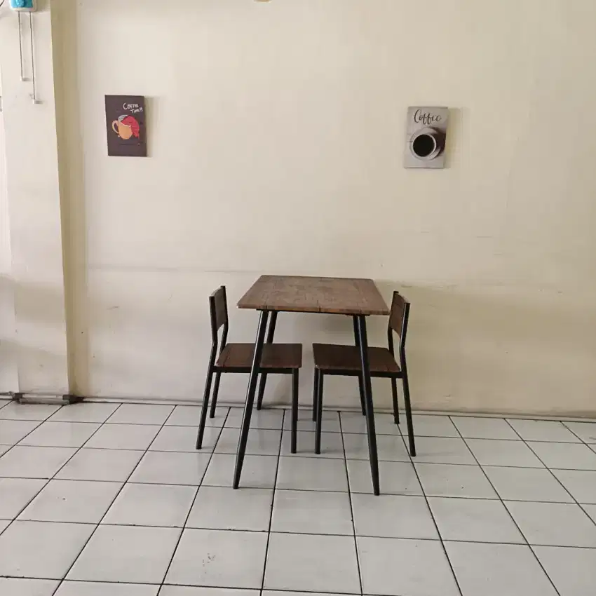 Meja makan atau meja cafe