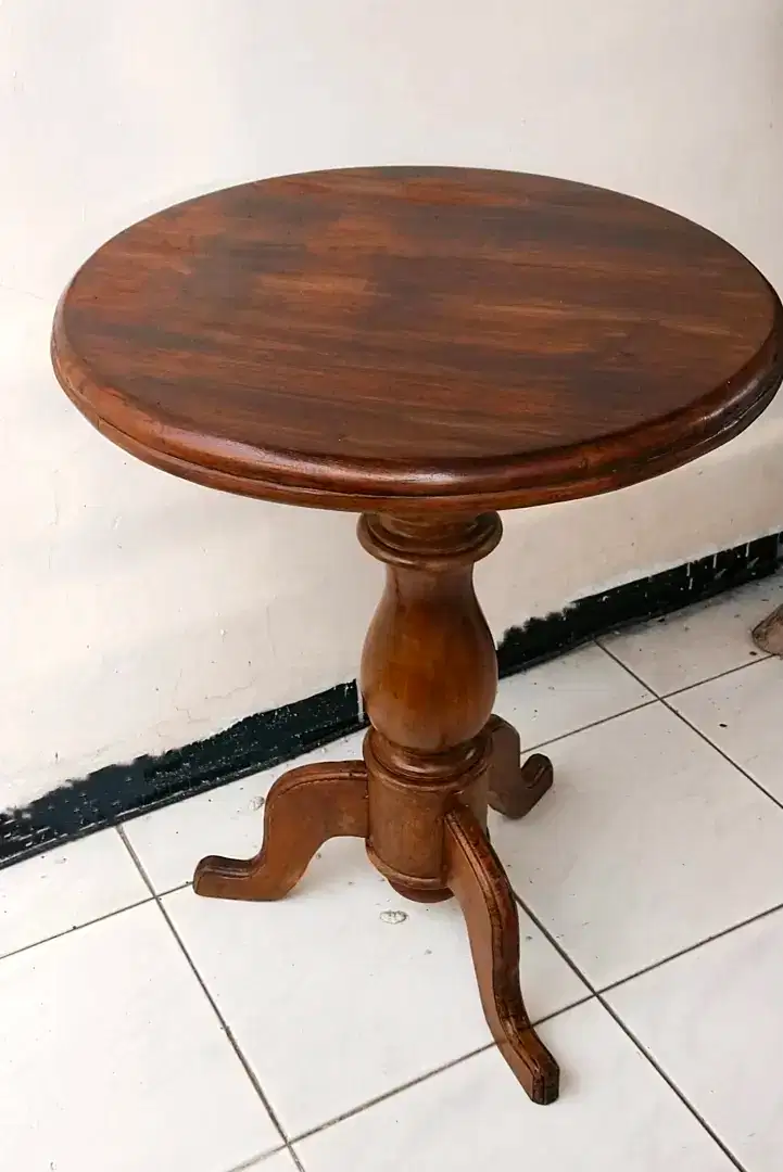 Meja bundar kayu jati