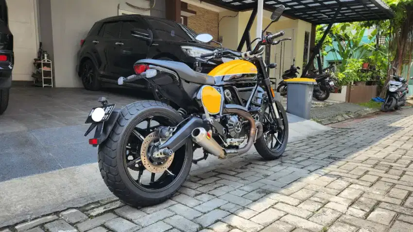 Ducati SCRAMBLER 800CC FULL THROTTLE
(YELLOW BLACK)
Pemakai