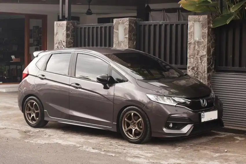 HONDA JAZZ GK5 AT 2018 FACELIFT  / AUTOMATIC / LOW KM / TANGAN PERTAMA