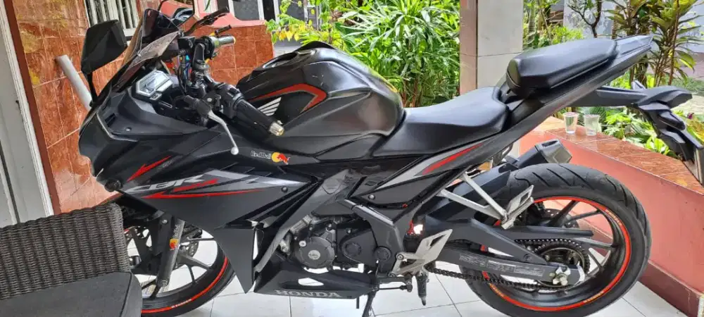 DIJUAL HONDA CBR 150 R 2018 MULUS MESIN ALUS