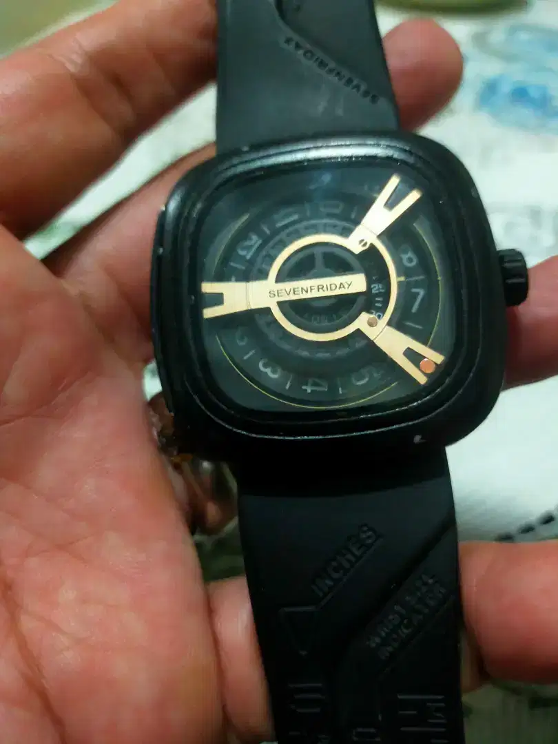 Arloji SEVENFRIDAY