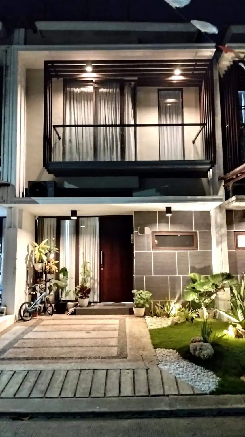 Dijual rumah 2 lantai semi furnis full renovasi di Golden City, Bekasi