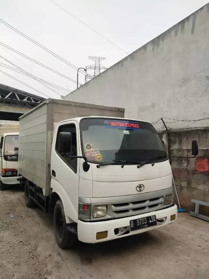 Truk Toyota Dyna 4 ban 2005 box bagus siap kerja