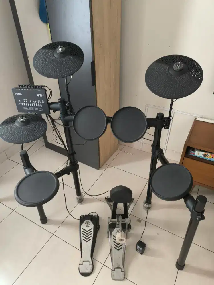 Yamaha DTX452K drum set