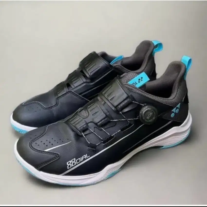 Sepatu badminton yonex boa teknologi..