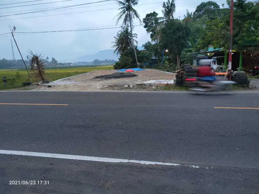 Tanah Mangku Jalan di Jalan Parangtritis km  21