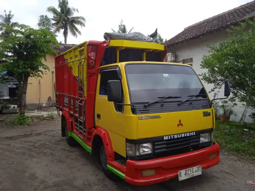 Mitsubishi truk engkel tahun 2005