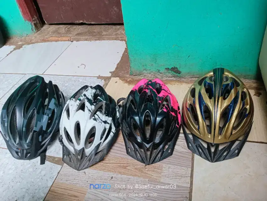 Jual helm sepeda kondisi masih mulus