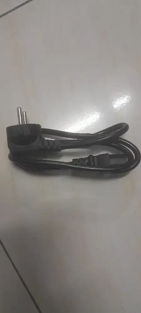 Kabel power listrik komputer