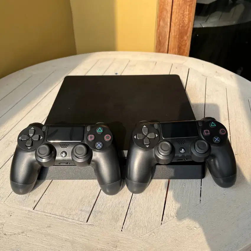 PlayStation 4 Slim 1TB (PS4)