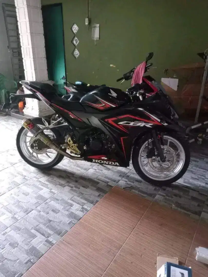 Di jual CBR 150R  2016 ss lngkap