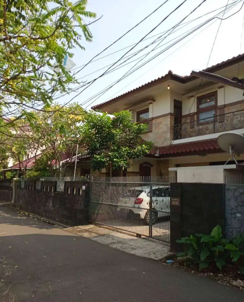 Dijual rumah di daerah Cipete Utara, lengkap dengan kolam renang