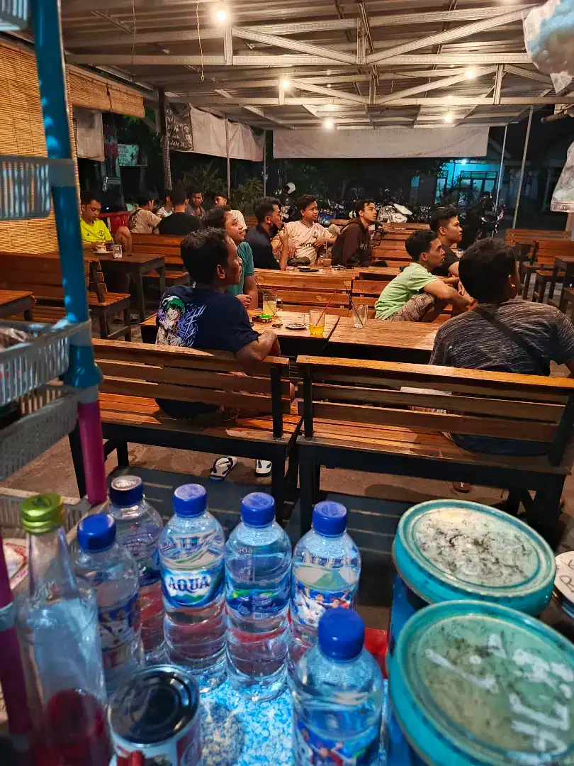 Cari penjaga warung kopi atau warkop