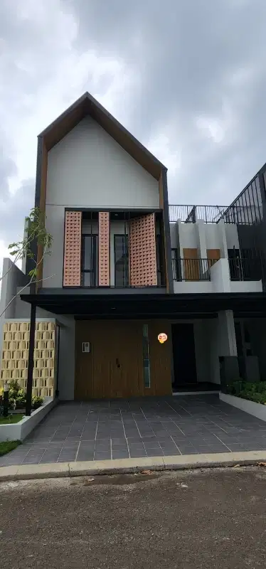 Rumah Attic 3 lantai baru di Cluster Mahakam JGC Cakung Jak-tim