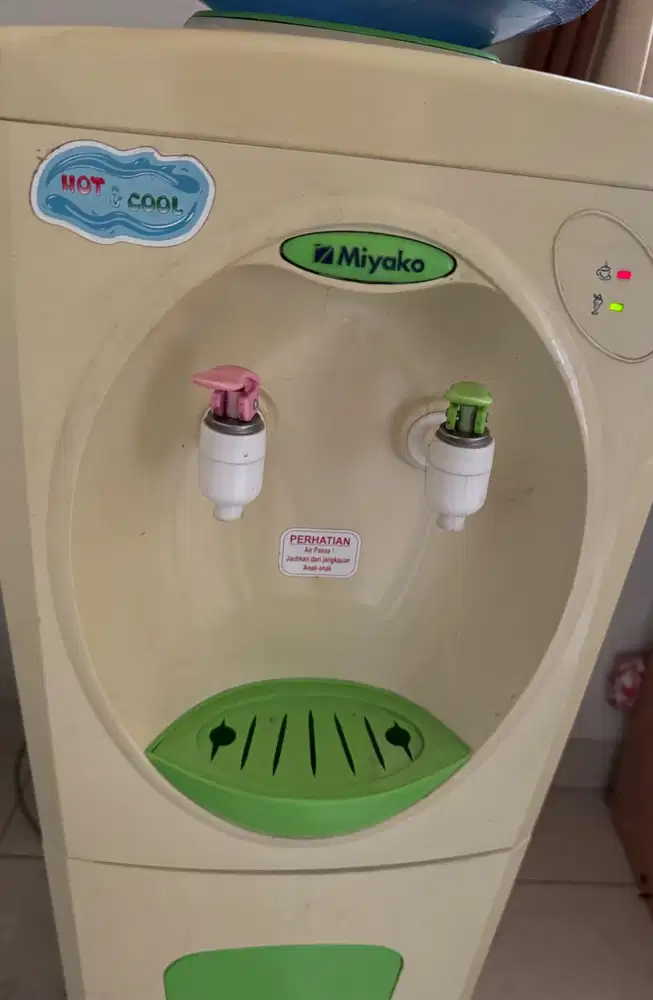 Miyako Dispenser Bekas Hot and Cool with Glasses Rack