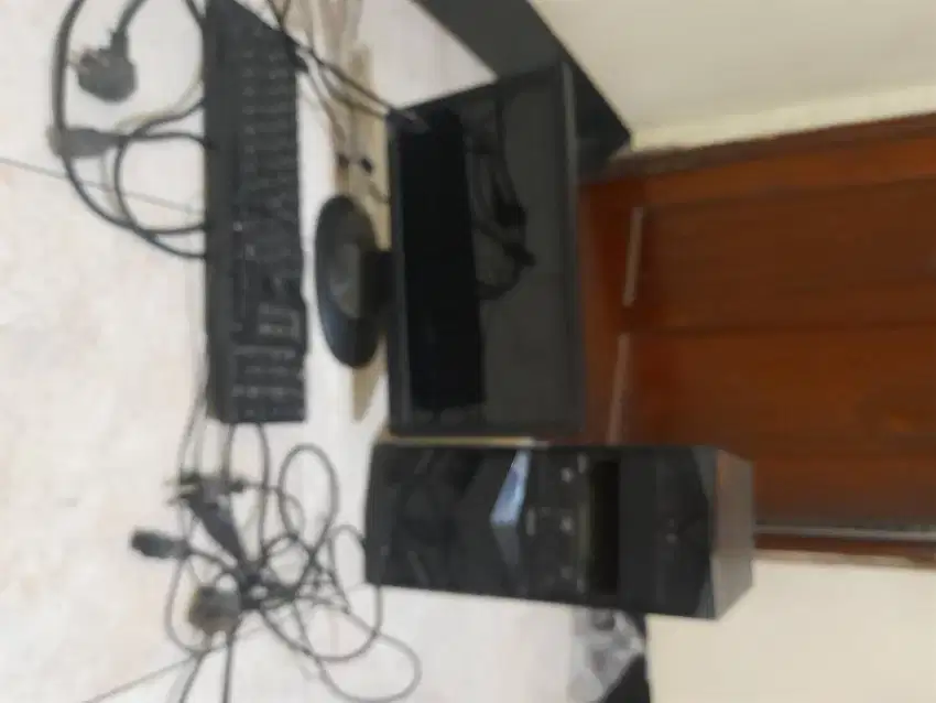 Komputer bekas merk BenQ dan Speaker merk Dazumba.