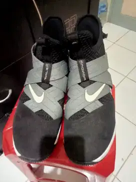 Sepatu sport bekas leborn soldier 12 UK 47