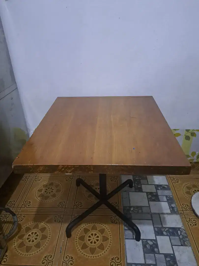 Meja makan kayu solid