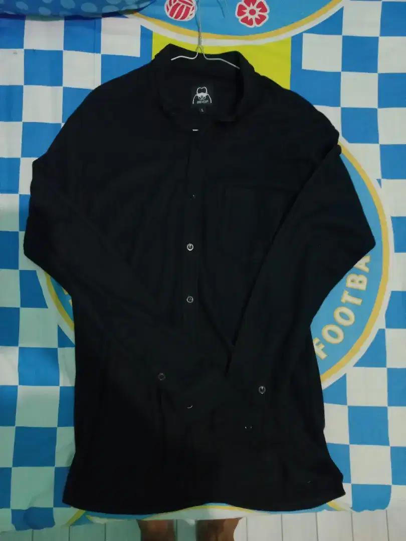 Kemeja polos hitam brand dari Brey.co