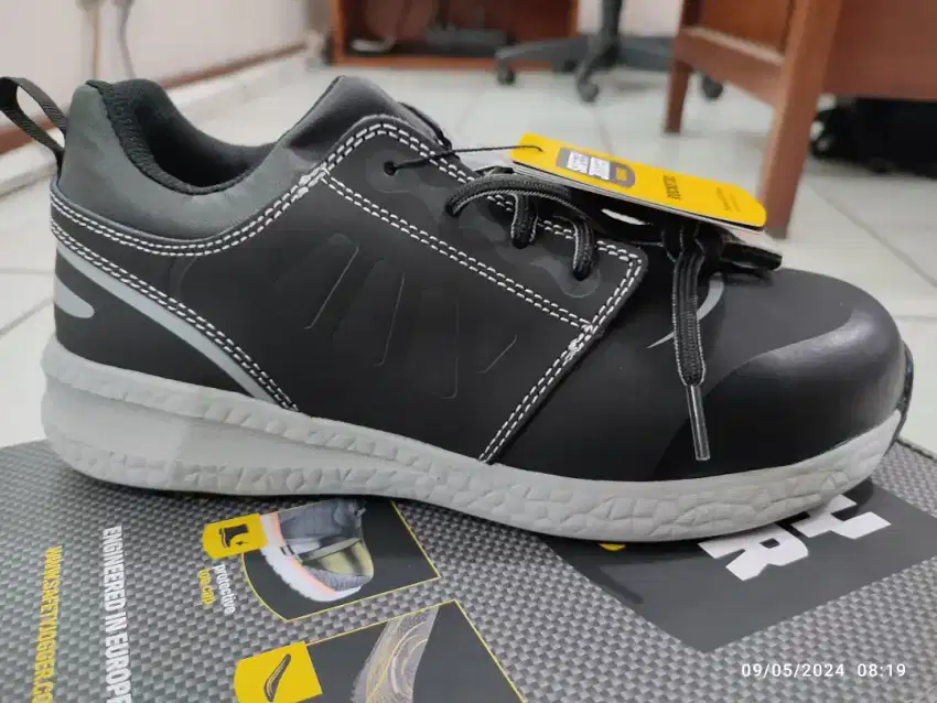 Sepatu Safety Jogger Rocket 81