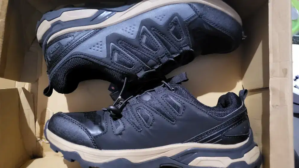 Sepatu Hiking Land Rover