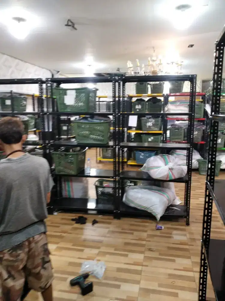 rak besi warna hitam cocok buat tambahan di warung atau toko