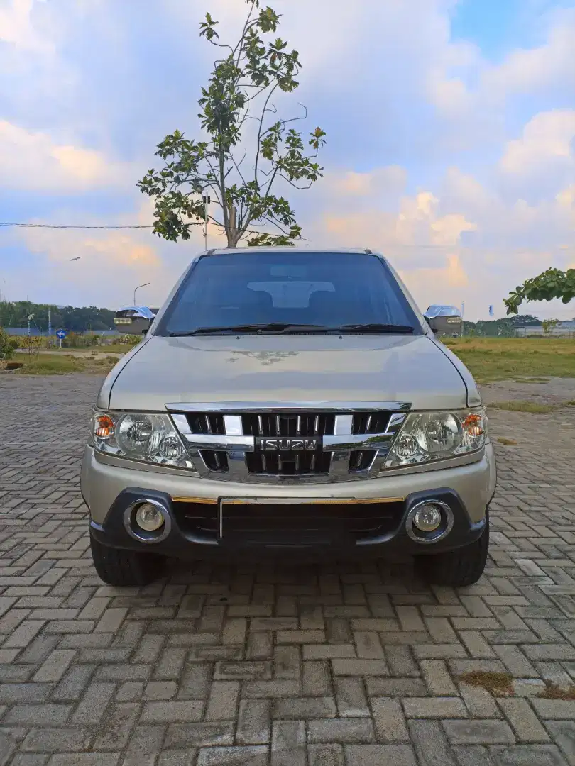 Isuzu New Panther Grand Touring