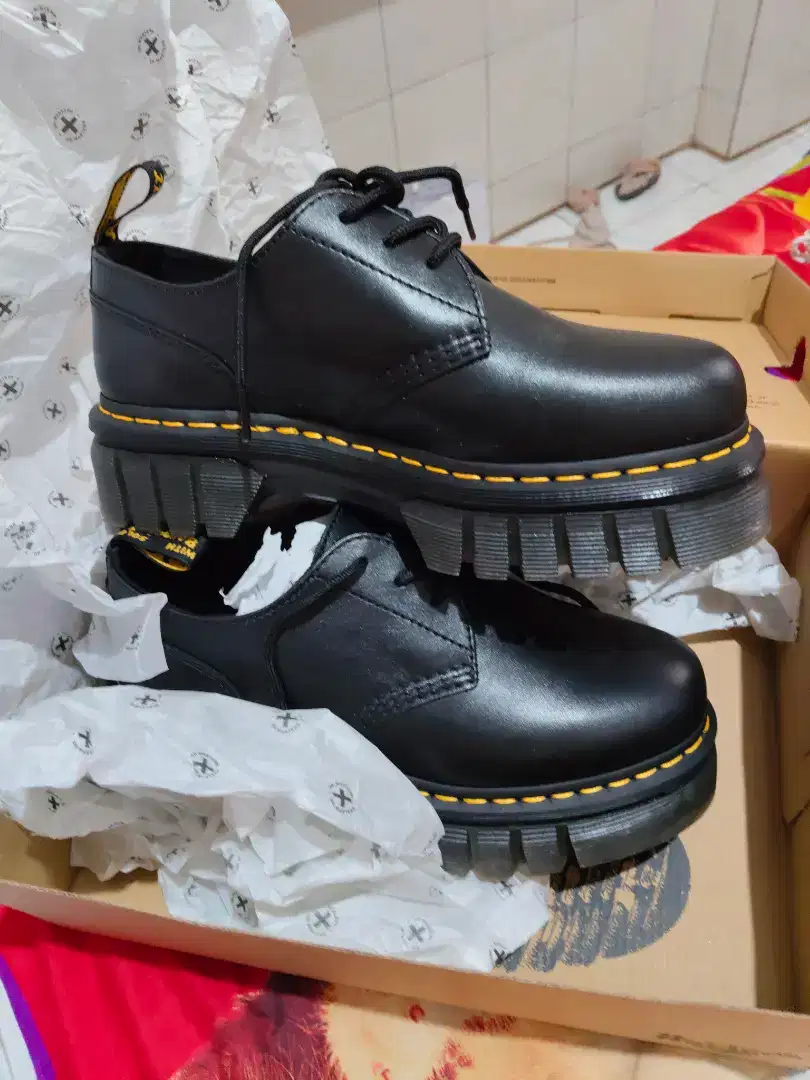 sepatu dr martens original