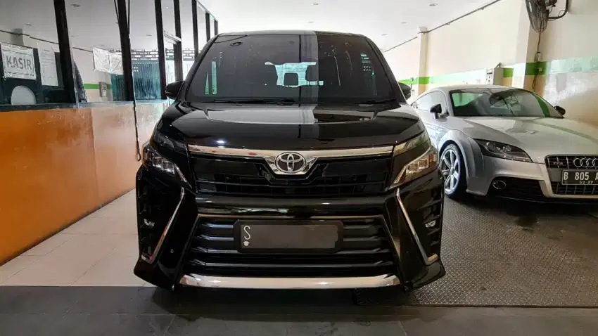 Toyota Voxy 2.0 AT 2018