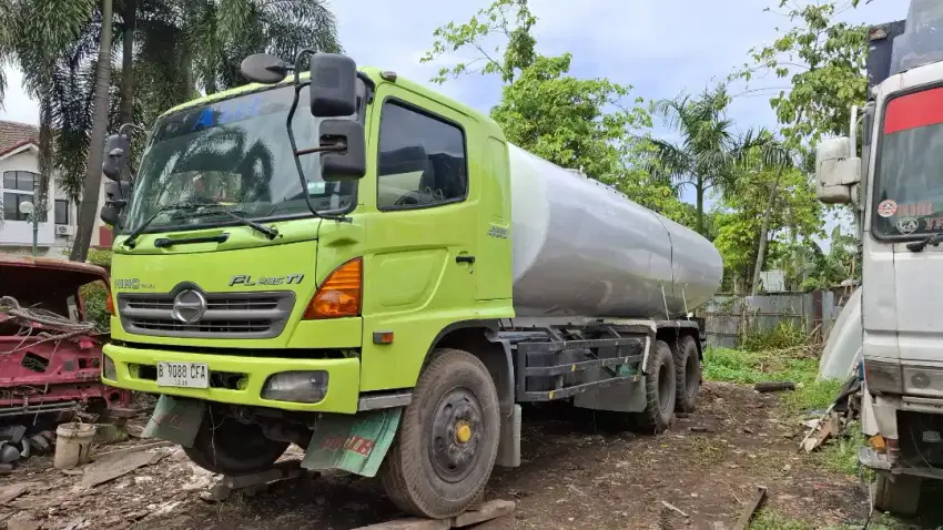 Hino ranger lohan tronton 6x2 tangki 24 ribu liter ban 10 thn 2013