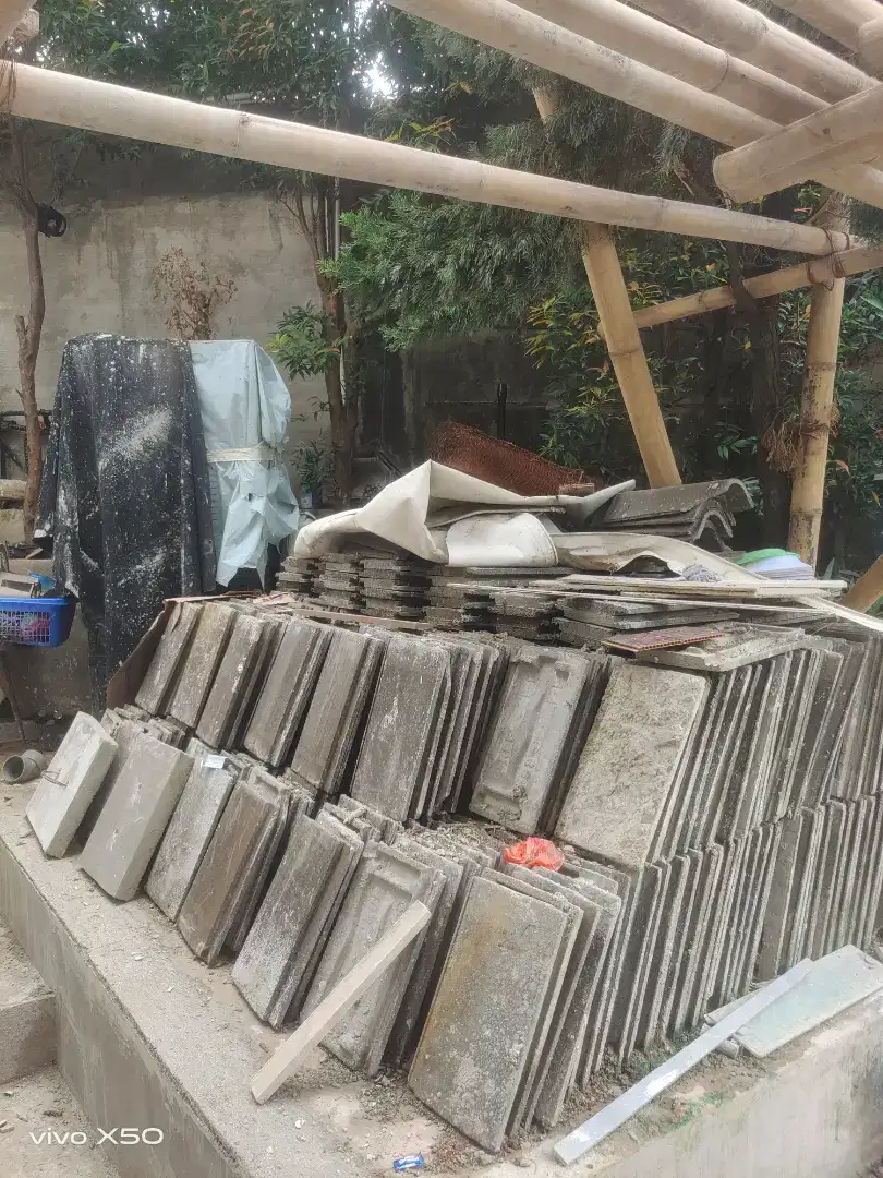 Di jual bambu dan genteng bekas