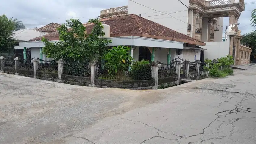 Rumah Hook Dijual- tanah luas untuk bangunan baru kost investasi