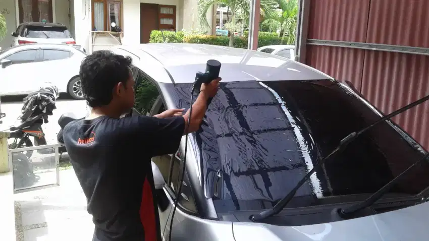 Kaca film panggilan untuk mobil dan gedung