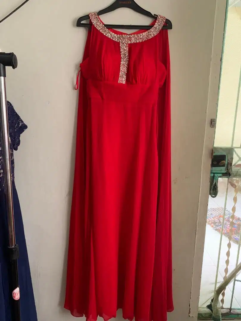 Di jual gaun merah panjang