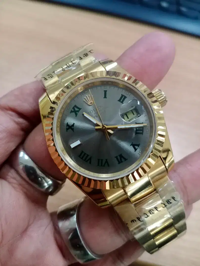 Jam tangan pria elegan gold