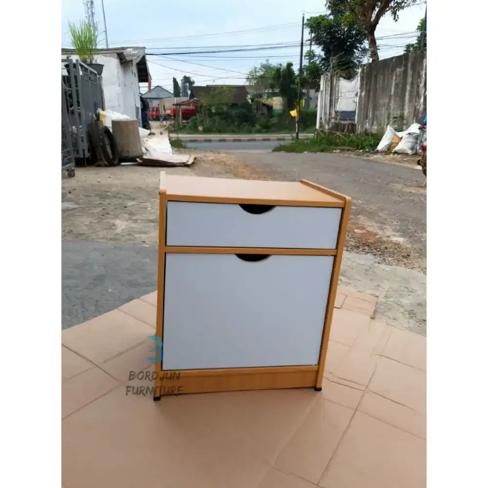 Nakas Sederhana Meja Sudut