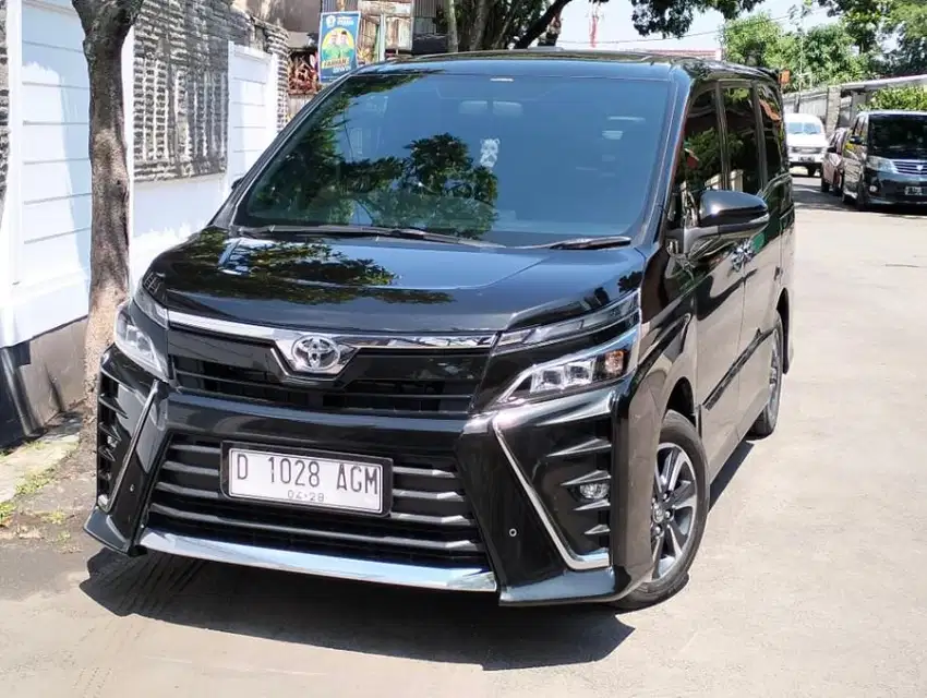 toyota voxy 2.0 at matic 2018 hitam mulus bandung