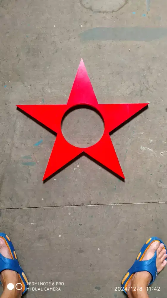 Bintang warna merah bahan plat logam