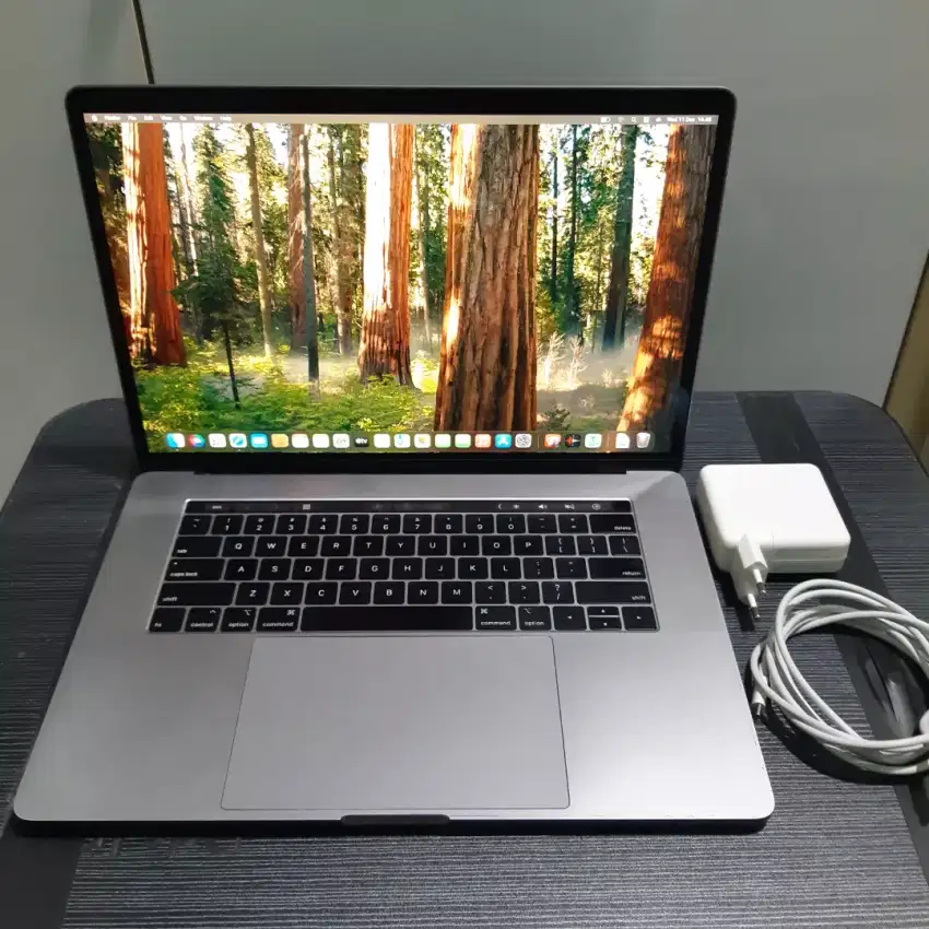 Macbook pro 2019 touchbar 15 inch core i9 ram 16gb ssd 512gb dual VGA