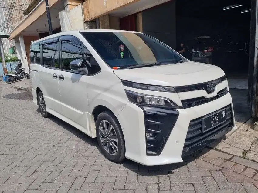 TOYOTA VOXY 2.0  A/T 2018 PUTIH